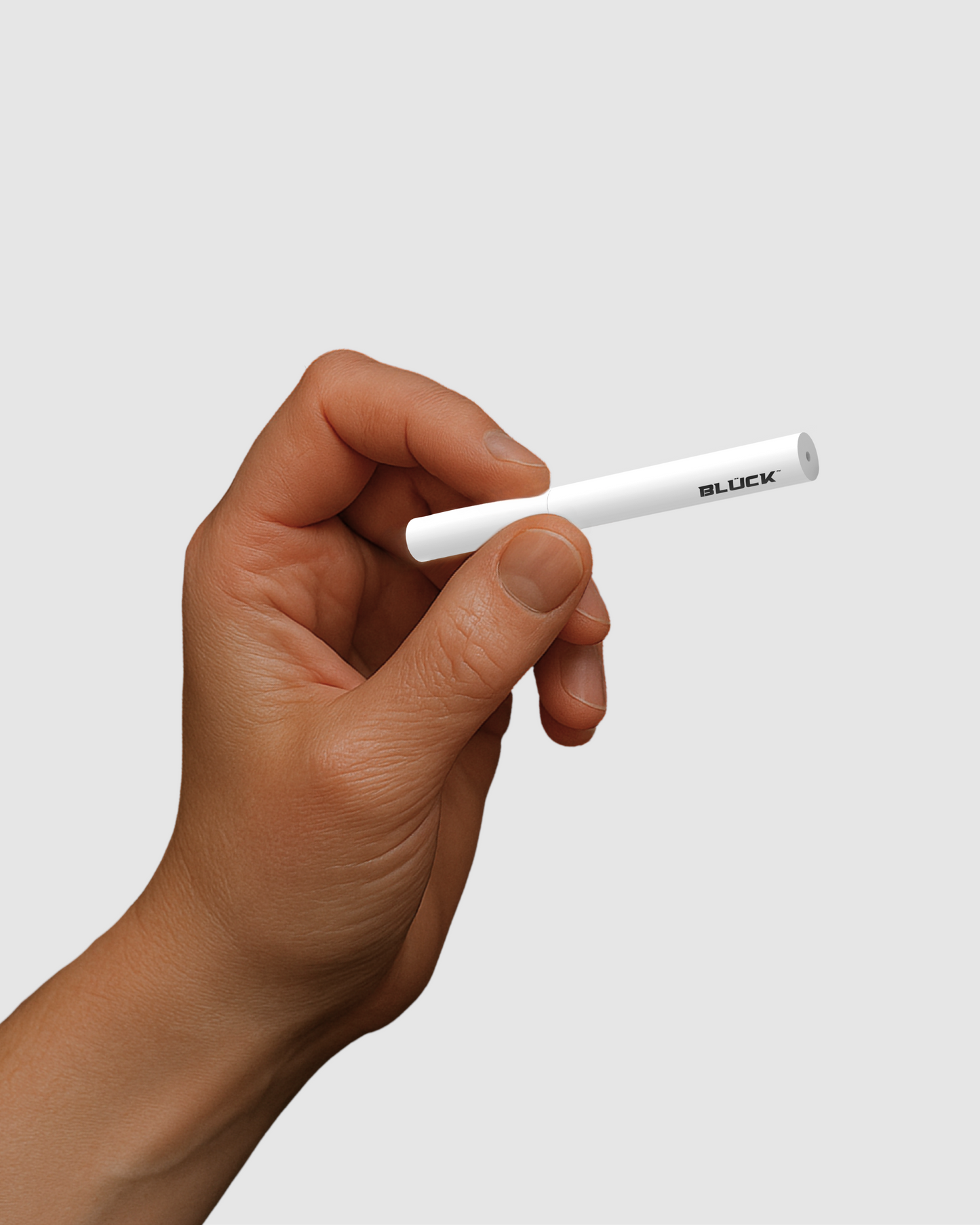 Discover the real size of the Blück™ inhaler in hand – sleek, discreet, and pocket-friendly. Perfect for those seeking a clean and nicotine-free smoking alternative.