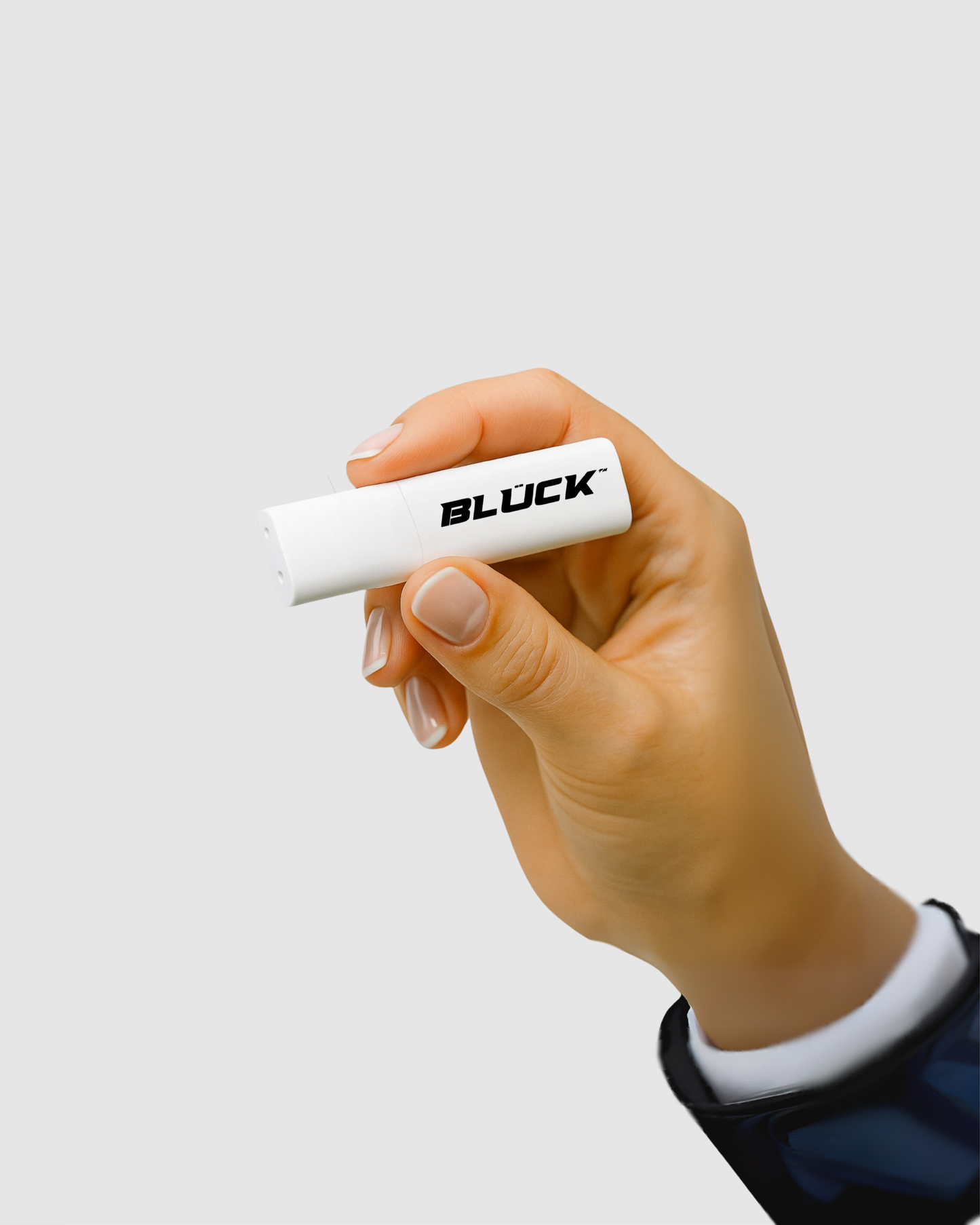 Blück™ XL Dual-Filter in hand — designed with two aroma compartments for longer use and personalized combinations. A safe, natural solution to help you quit smoking, with extra capacity in every breath.